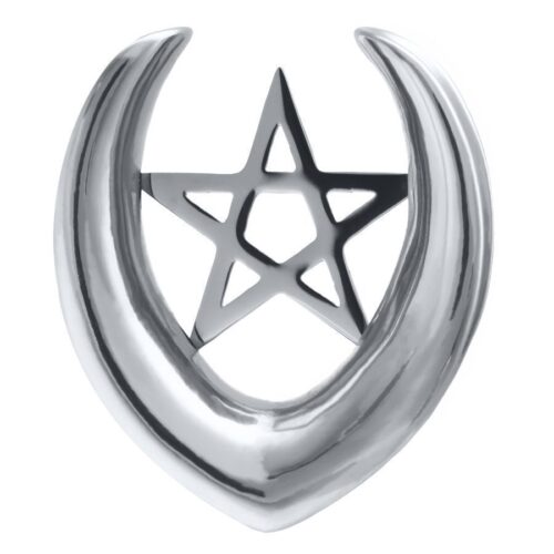 Ear Saddle argento in acciaio chirurgico con pentagramma su sfondo bianco