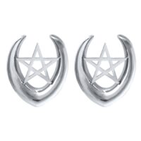 Due Ear Saddles argentati in acciaio chirurgico con pentagramma su sfondo bianco