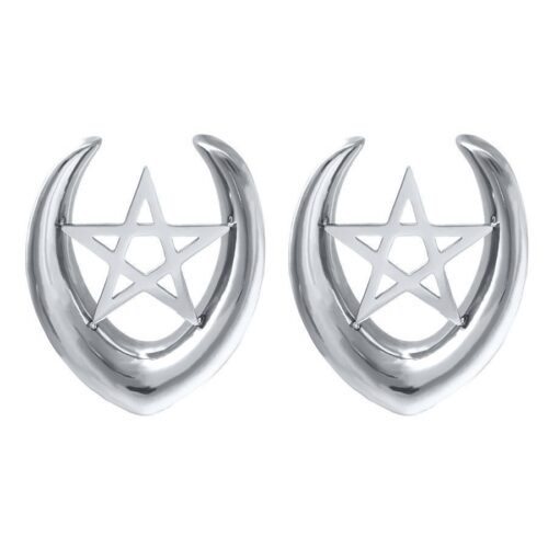 Due Ear Saddles argentati in acciaio chirurgico con pentagramma su sfondo bianco
