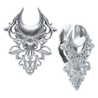 Due Ear Saddles barocche in argento, in acciaio chirurgico, su sfondo bianco