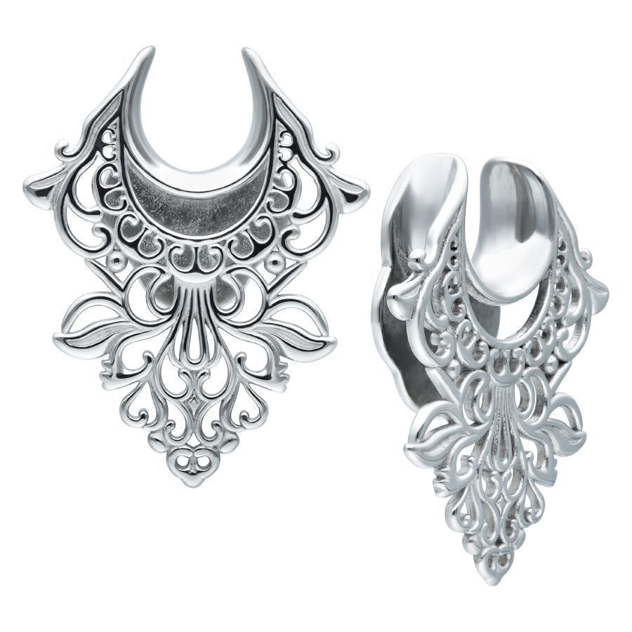 Due Ear Saddles barocche in argento, in acciaio chirurgico, su sfondo bianco