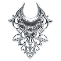 Ear Saddles in argento con design barocco su sfondo bianco