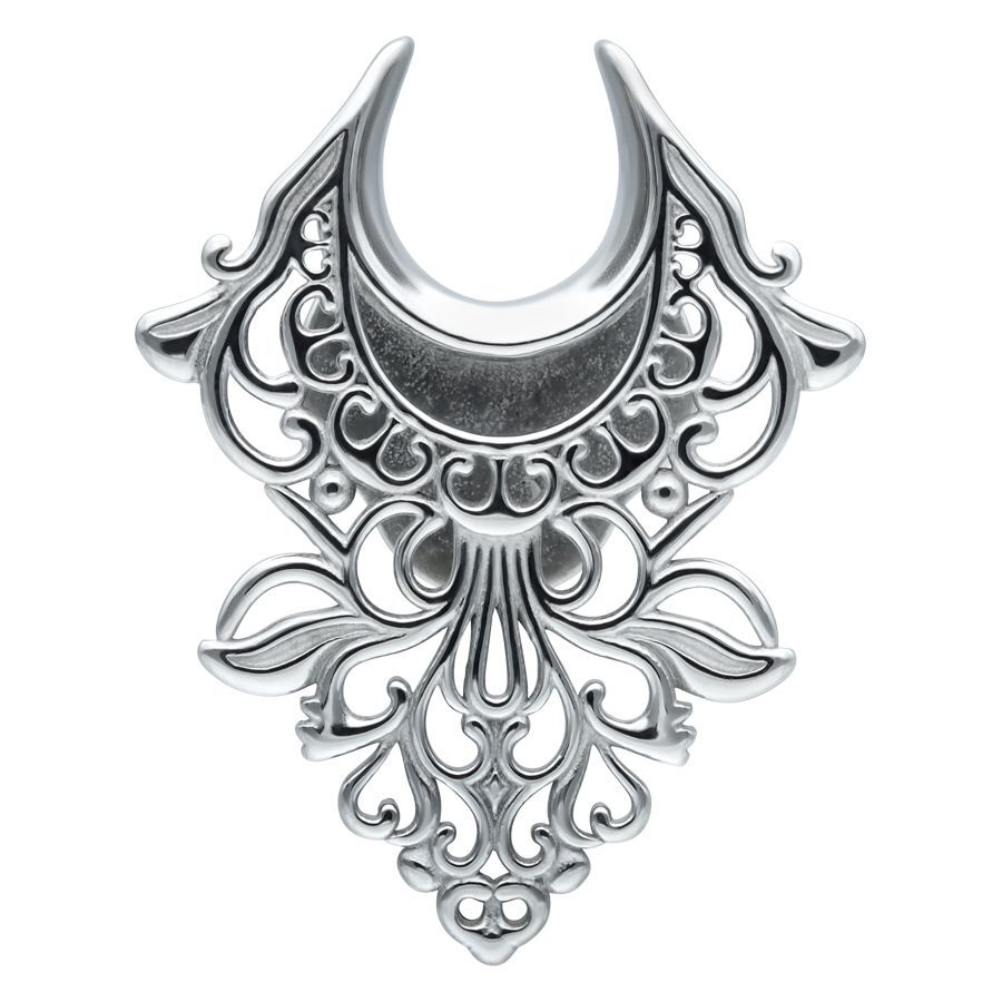 Ear Saddles in argento con design barocco su sfondo bianco