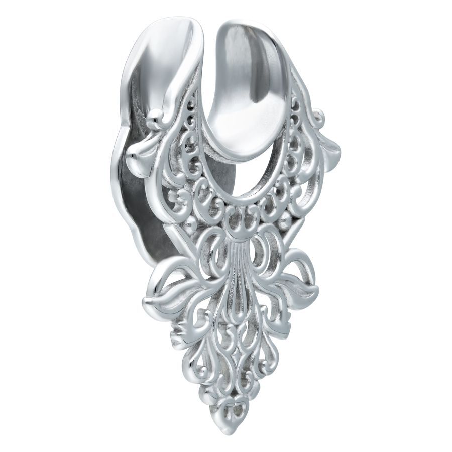 Sella per orecchio in argento con design barocco su sfondo bianco