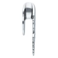 Selle per orecchie in argento con design barocco su sfondo bianco