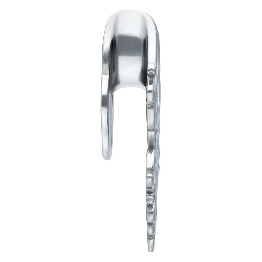Selle per orecchie in argento con design barocco su sfondo bianco
