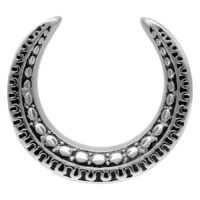 Ear Saddles Maori in argento da 8,0 mm su sfondo bianco