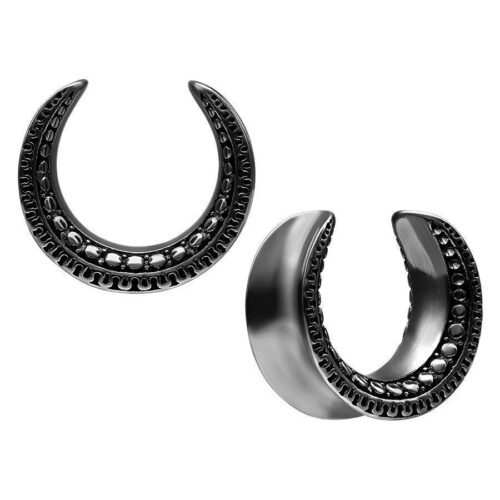 Ear Saddles Maori nere in acciaio chirurgico, dimensione 8,0 mm su sfondo bianco