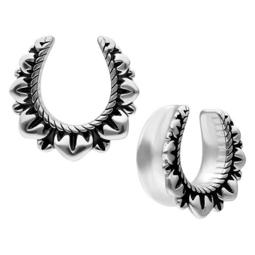 Due Ear Saddles argentati con motivo floreale, in acciaio chirurgico, su sfondo bianco