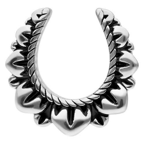 Ear Saddles Flower in argento con design a cuore su sfondo bianco