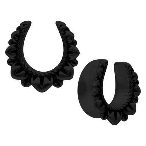 Ear Saddles Flower nere di 25mm su sfondo bianco