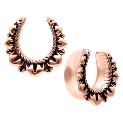 Ear Saddles in oro rosa con design floreale, dimensione 25mm, su sfondo bianco