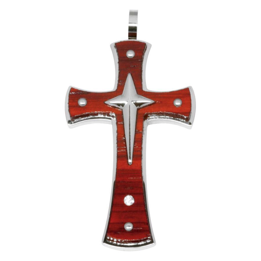 Pendente a croce argentato con inserto in legno rosso e dettagli argentati su sfondo bianco