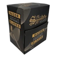 Confezione nera con scritta dorata, rasoi usa e getta di Wildcat, su sfondo bianco