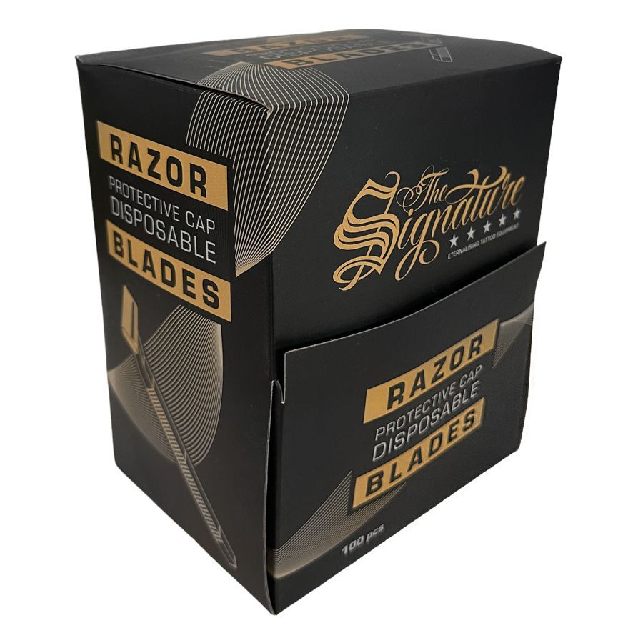 Confezione nera con scritta dorata, rasoi usa e getta di Wildcat, su sfondo bianco