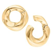 Due pesi per orecchie dorati twisted in acciaio chirurgico su sfondo bianco