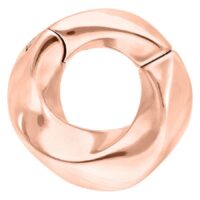 Orecchino a peso Twisted in oro rosa in acciaio chirurgico su sfondo bianco