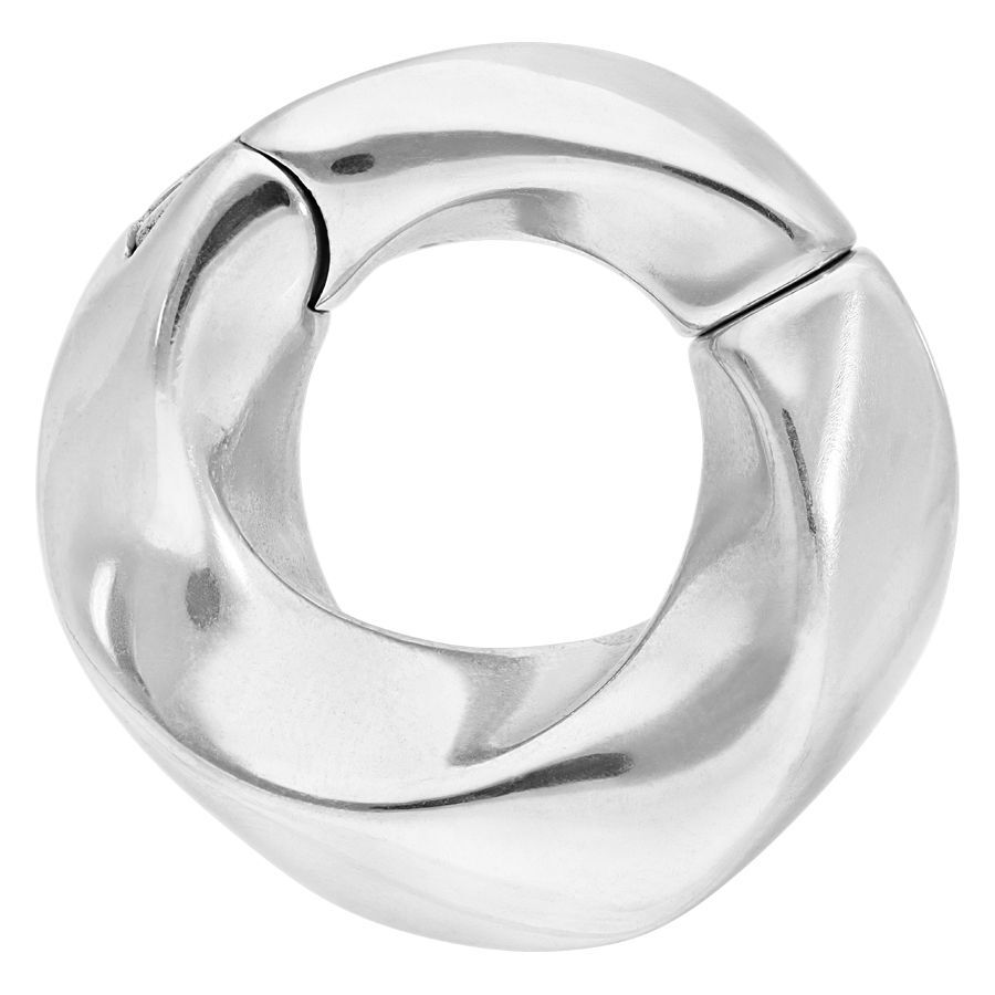 Orecchino Twisted argentato in acciaio chirurgico su sfondo bianco