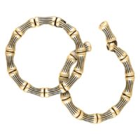 Due pesi per orecchie Bonechain dorati in acciaio chirurgico su sfondo bianco