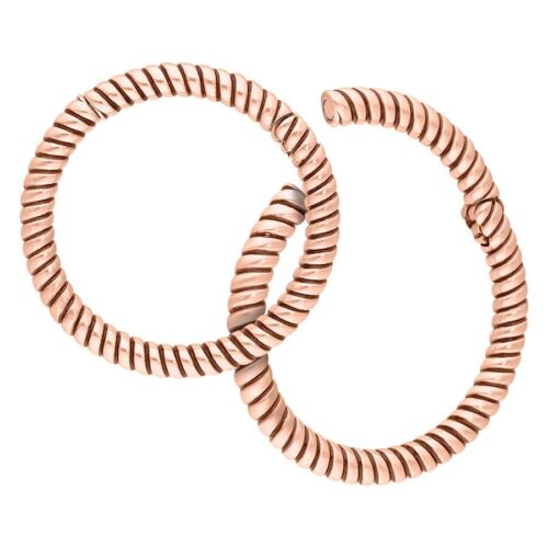 Due orecchini a peso Twisted Rope in oro rosa in acciaio chirurgico 316L su sfondo bianco
