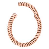 Orecchino in oro rosa con design a corda intrecciata su sfondo bianco