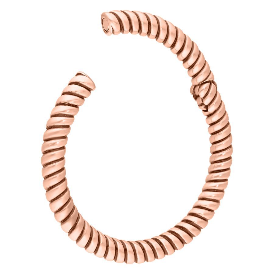 Orecchino in oro rosa con design a corda intrecciata su sfondo bianco