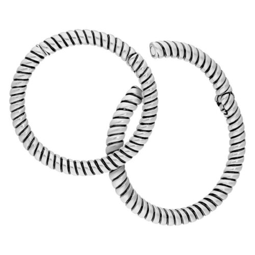 Due orecchini a pesi intrecciati in argento in acciaio chirurgico su sfondo bianco