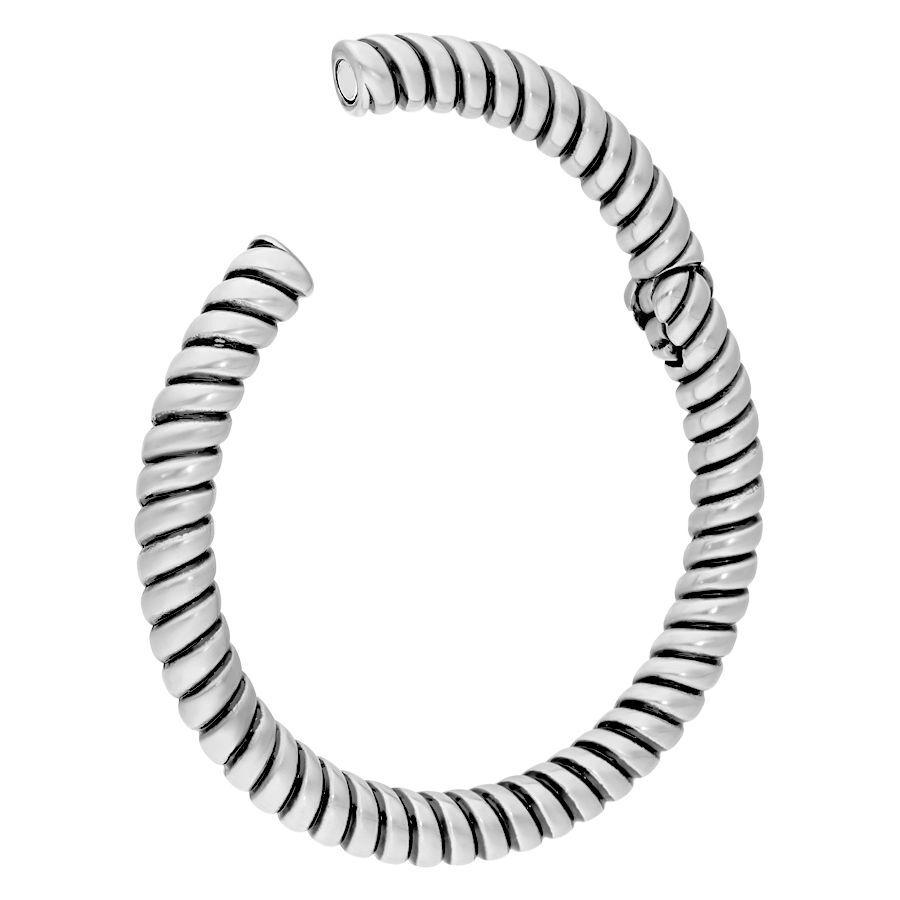 Orecchino in argento con design a corda intrecciata su sfondo bianco