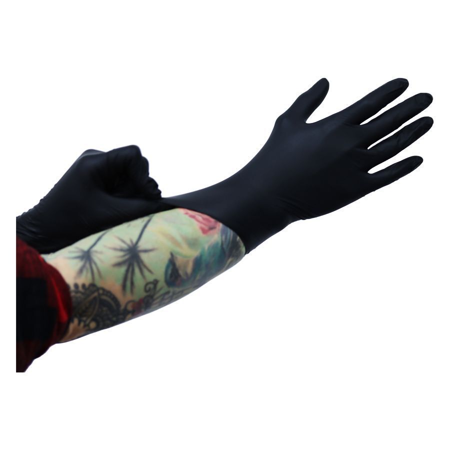 Guanti in nitrile neri su braccio tatuato, sfondo bianco