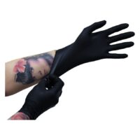 Guanti in nitrile neri, indossati da una mano tatuata, su sfondo bianco