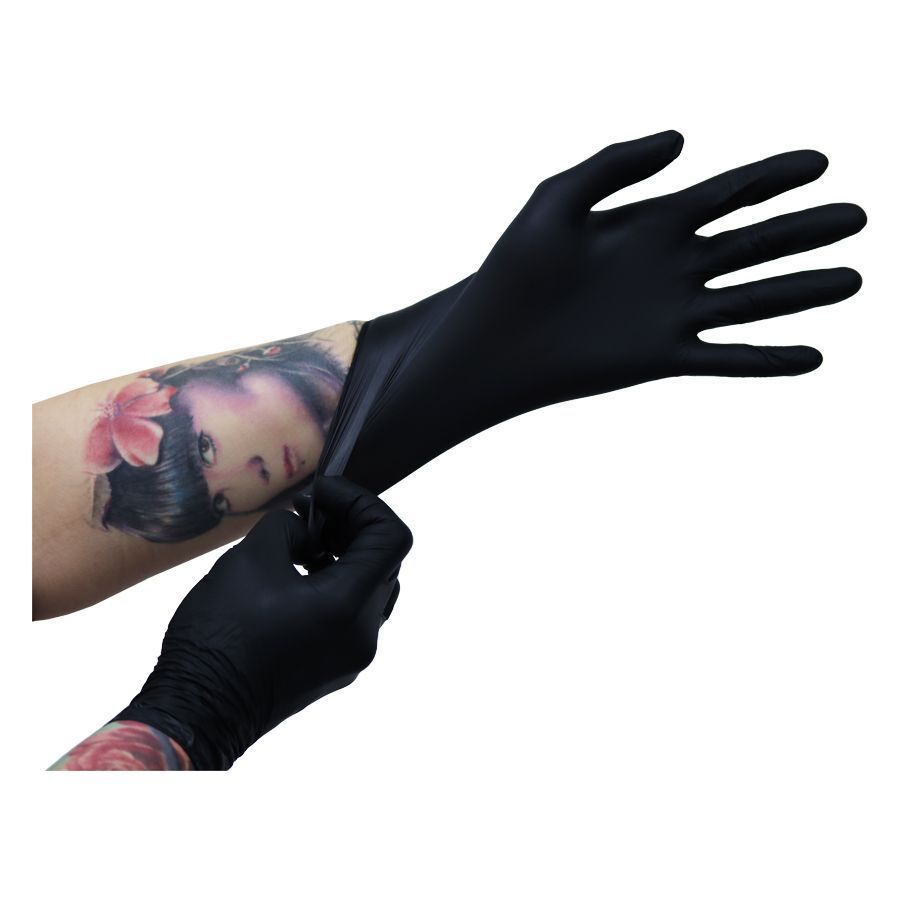 Guanti in nitrile neri, indossati da una mano tatuata, su sfondo bianco