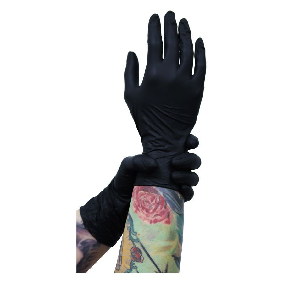 Guanti in nitrile neri su braccia tatuate, sfondo bianco