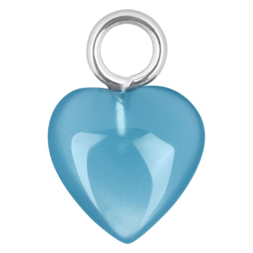 Ciondolo a cuore blu in acciaio chirurgico su sfondo bianco