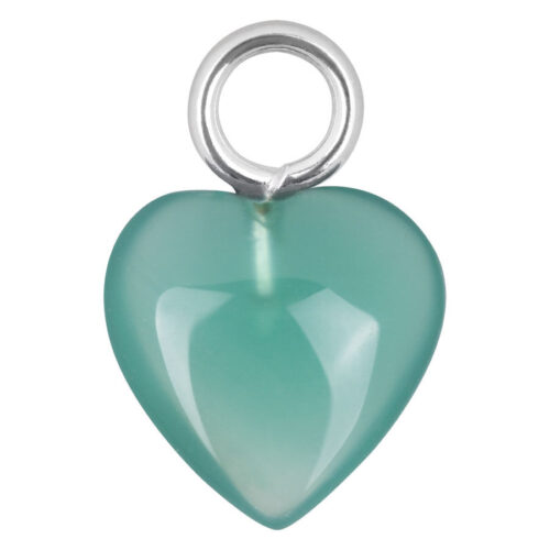 Ciondolo a cuore verde in acciaio chirurgico lucido su sfondo bianco