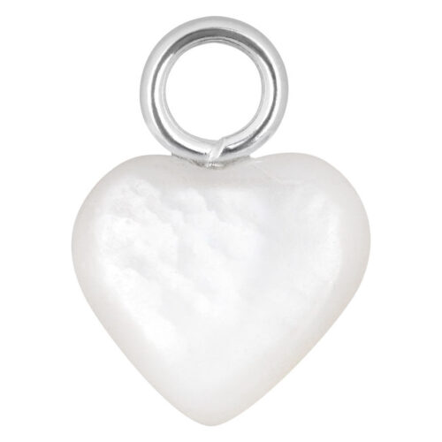 Ciondolo a cuore bianco con anello argento su sfondo bianco