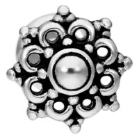 Labret Piercing Mandala in argento su sfondo bianco, design dettagliato