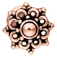 Labret Piercing Mandala in oro rosa su sfondo bianco