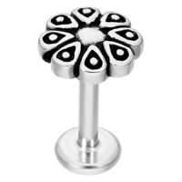 Labret argento con design a forma di fiore su sfondo bianco