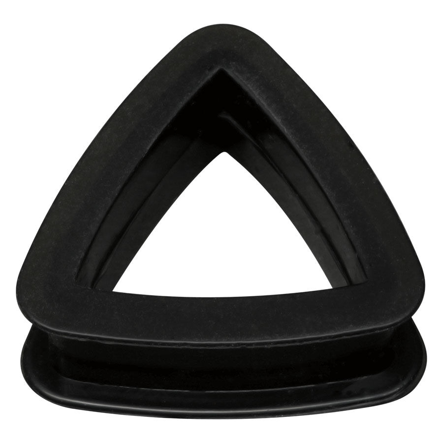 Triangolo in silicone nero per orecchio Triangolo nero modellato in silicone su sfondo bianco