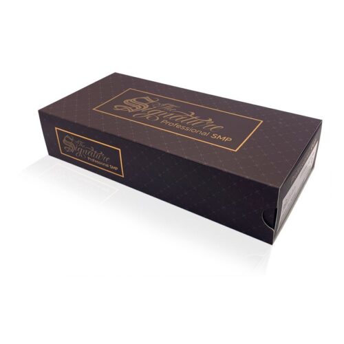 Scatola nera con scritta dorata 'The Signature Professional SMP' su sfondo bianco