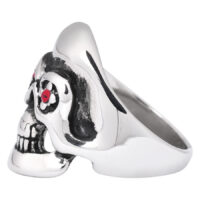 Anello Teschio Argento con Occhi Rossi Anello argento in acciaio chirurgico con teschio e occhi rossi su sfondo bianco