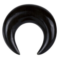 Sichel nera in corno per piercing all'orecchio su sfondo bianco