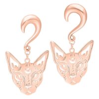 Due pesi per orecchie in oro rosa a forma di Sphynx su sfondo bianco
