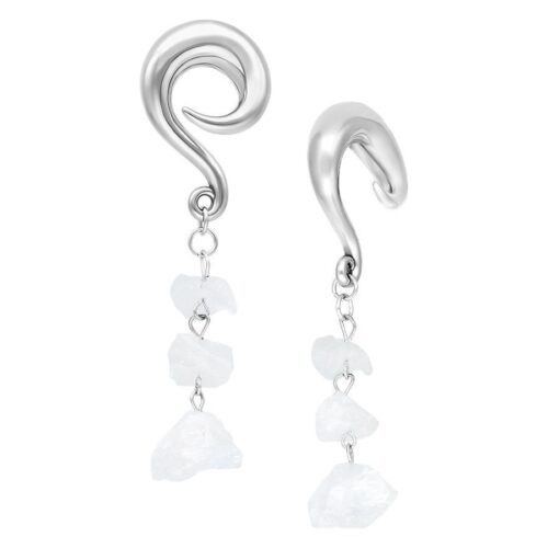 Pesi per orecchie in acciaio chirurgico argento con pietre pendenti su sfondo bianco