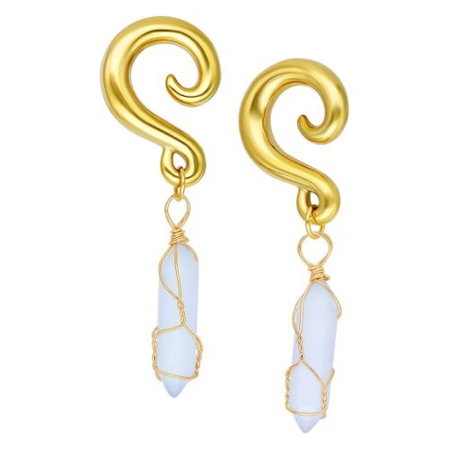 Pesi per orecchie dorati in acciaio chirurgico con pendenti in pietra bianca su sfondo bianco