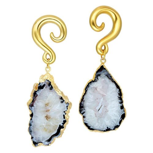 Due pesi per orecchie in Agata Indiana con ganci in metallo dorato su sfondo bianco