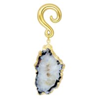Orecchino dorato con pietra Indian Agate bianca su sfondo bianco