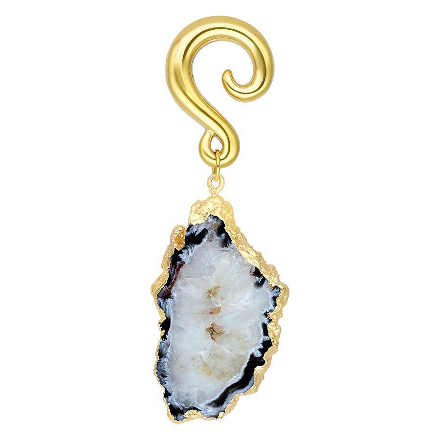 Orecchino dorato con pietra Indian Agate bianca su sfondo bianco