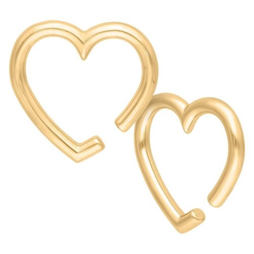 Due pesi per orecchie a forma di cuore dorati in acciaio chirurgico su sfondo bianco