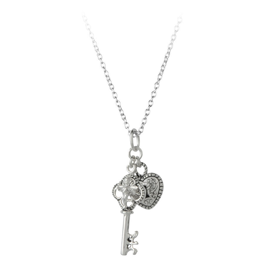 Collana d'argento con ciondolo a cuore e chiave Collana d'argento con ciondolo a cuore e chiave su sfondo bianco